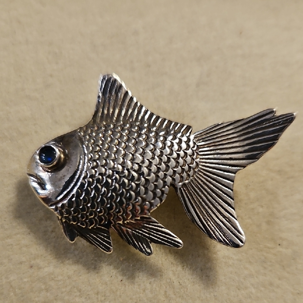 COURTNEY PATERSON STERLING SILVER FISH WITH A GREEN STONE EYE BROOCH/ PENDANT